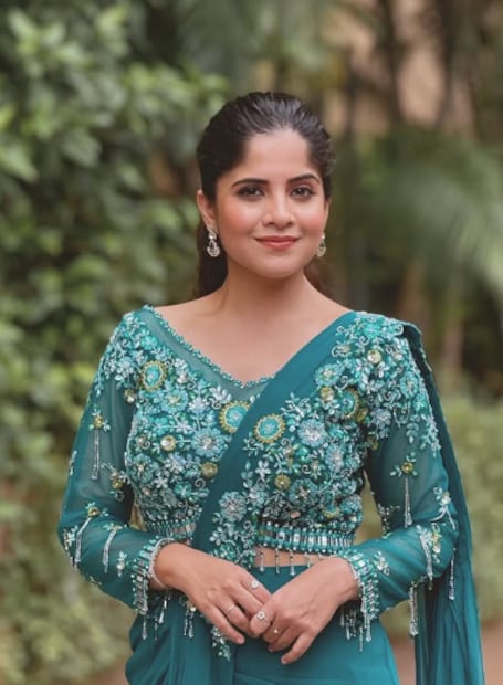  अमृता म्हणते,"मी खूप प्रॅक्टिकल आहे. मी अतीविचार करून स्वत:ला दमवते. आपल्याला हवे तसे मित्र-मैत्रीणी सहकलाकार म्हणून आपल्याला मिळत नाहीत. कोणताही प्रसंग आला तरी याहून वाईट होऊ शकलं असतं पण ते नाही झालंय असा विचार करुन मी त्यावर मात करते. कुटुंबियांचं वेळोवेळी मार्गदर्शन मिळतं. त्यामुळे त्यांच्या साथीने सर्व गोष्टी साध्य होतात".