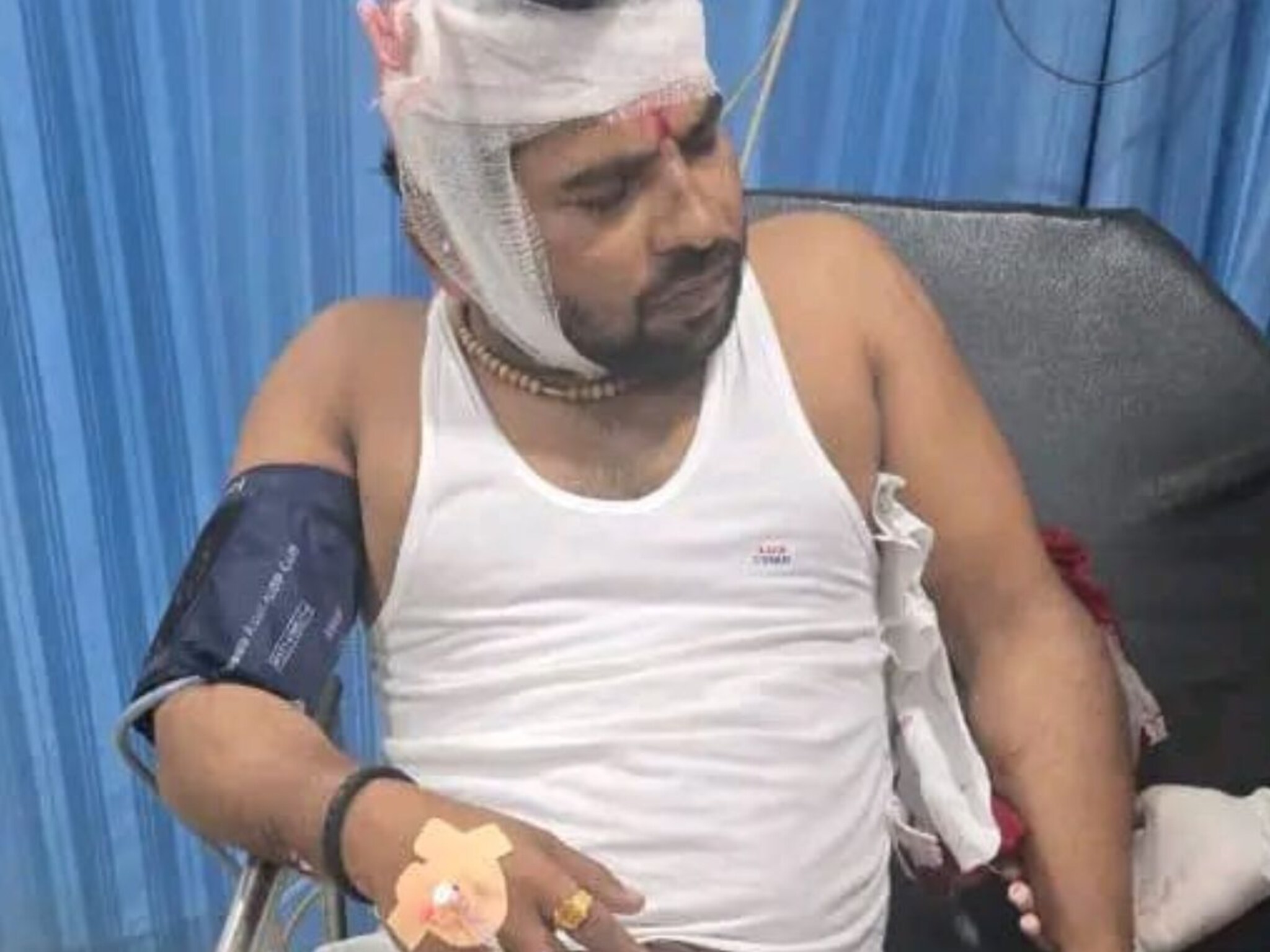 ओबीसी नेते लक्ष्मण हाकेंच्या सहकाऱ्यावर बीडमध्ये हल्ला, लाठ्या-काठ्यांनी मारहाण