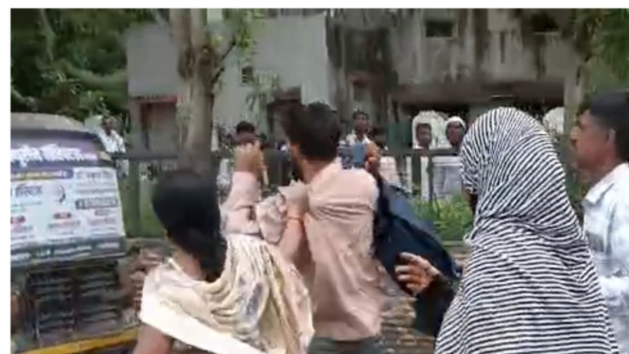 बीडच्या महिलांचा दुर्गावतार! रस्त्यावर उतरल्या, तरुणाला धू धू धुतला; काय आहे प्रकरण?