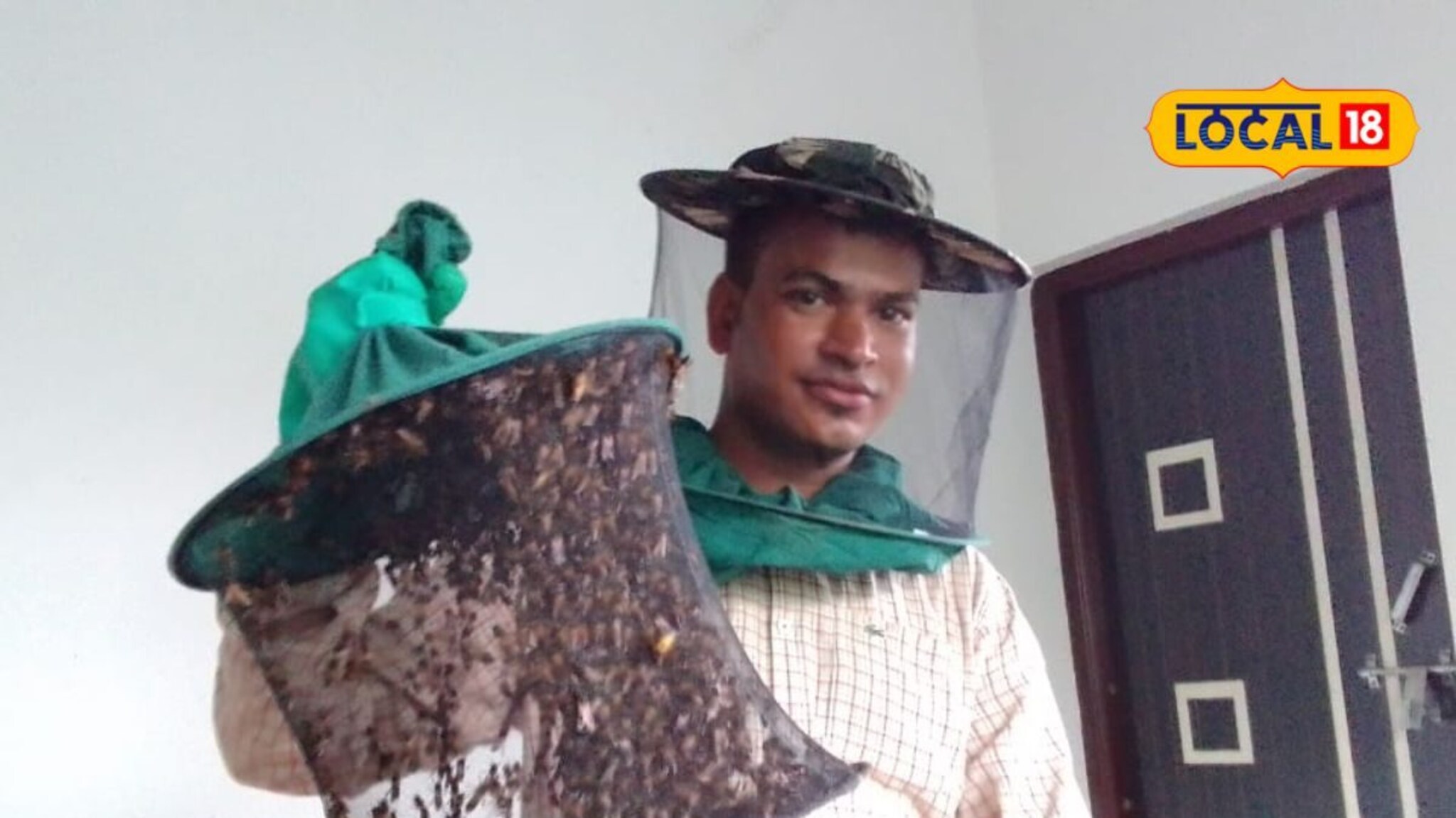 Success Story : व्यवसायासाठी धाडस दाखवलं, नोकरी सोडून सुरू केलं मधमाशी पालन, वर्षाला लाखात कमाई