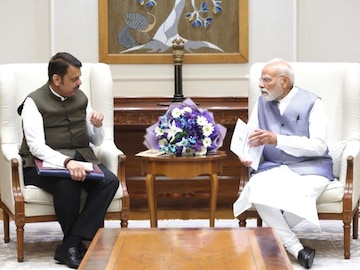 मुख्यमंत्री देवेंद्र फडणवीसांनी घेतली प्रधानमंत्री मोदींची भेट, पोलाद सिटीसाठी खास गिफ्ट