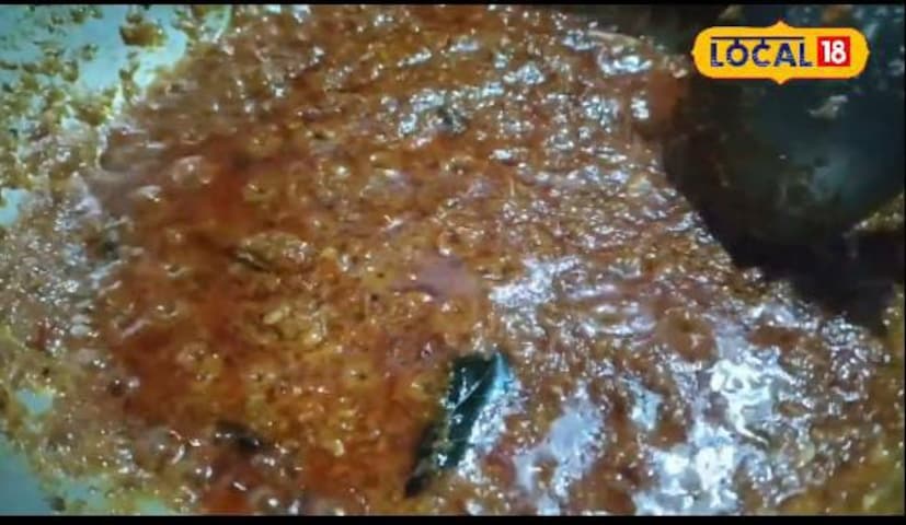 कांद्याची पेस्ट लालसर होईपर्यंत शिजवून घ्यायची आहे. त्यानंतर त्यात लसूण पेस्ट टाकायची आहे. लसूण पेस्ट शिजल्यानंतर त्यात लाल तिखट आणि इतर मसाले टाकून घ्यायचे आहे. मसाले शिजल्यानंतर त्यात शेंगदाणा कूट टाकून घ्यायचे. ते व्यवस्थित शिजल्यानंतर त्यात टोमॅटो टाकून घ्यायचे आहे. 