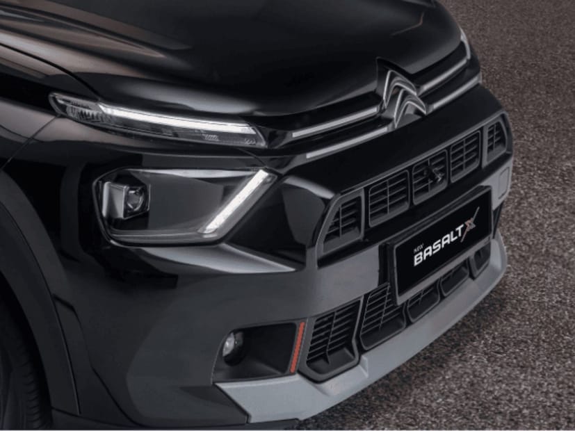 किंमत किती? Citroen Basalt X SUV मध्ये एकूण ६ व्हेरिएंट दिले आहे.  Basalt 1.2 NA MT You ची किंमत 7.95 लाख इतकी एक्स शोरूम ठेवली आहे.  त्यापाठोपाठ Basalt X 1.2 Turbo MT Plus 9.42 लाख, Basalt X 1.2 Turbo MT Plus 10.82 लाख, 
Basalt X 1.2 Turbo MT Plus – 12.07 लाख, Basalt X 1.2 Turbo MT Max – 11.62 लाख, Basalt X 1.2 Turbo MT Max – 12.89 लाख इतकी किंमत ठेवली आहे.   360-डिग्री कॅमेरा हवा असेल तर 25,000 आणि डुअल-टोन रंगासाठी 21,000 रुपये अतिरिक्त पैसे मोजावे लागतील. 
