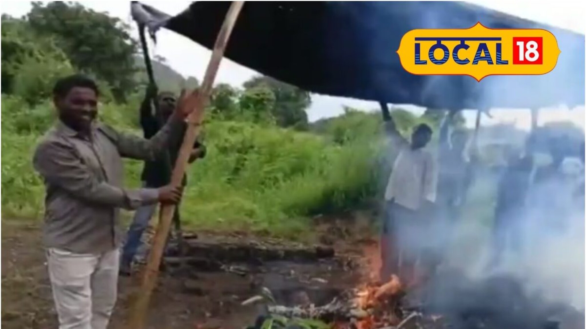 Funeral facility: मृत्यूनंतरही यातना संपेना, ताडपत्री धरून पावसात अंत्यसंस्कार, छत्रपती संभाजीनगरात दुर्दैवी प्रकार