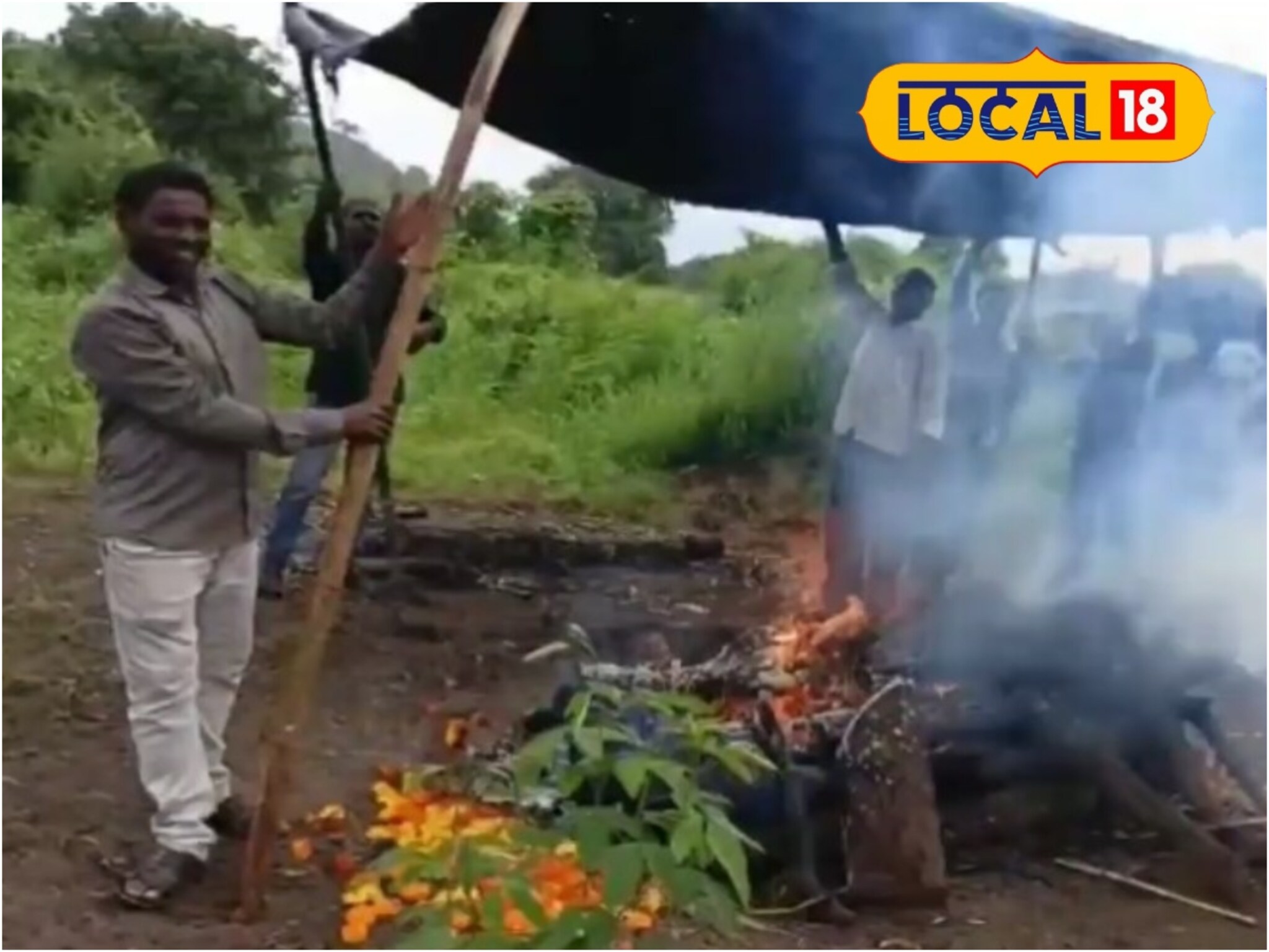 Funeral facility: मृत्यूनंतरही यातना संपेना, ताडपत्री धरून पावसात अंत्यसंस्कार, छत्रपती संभाजीनगरात दुर्दैवी प्रकार