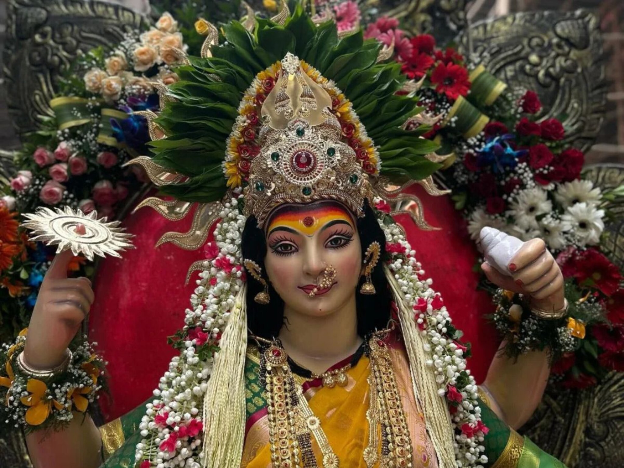 Navratri 2025: नवरात्रीनिमित्त यंदा मुंबईतील देवींच्या या 5 प्रसिद्ध मंदिरांना नक्की भेट द्या!