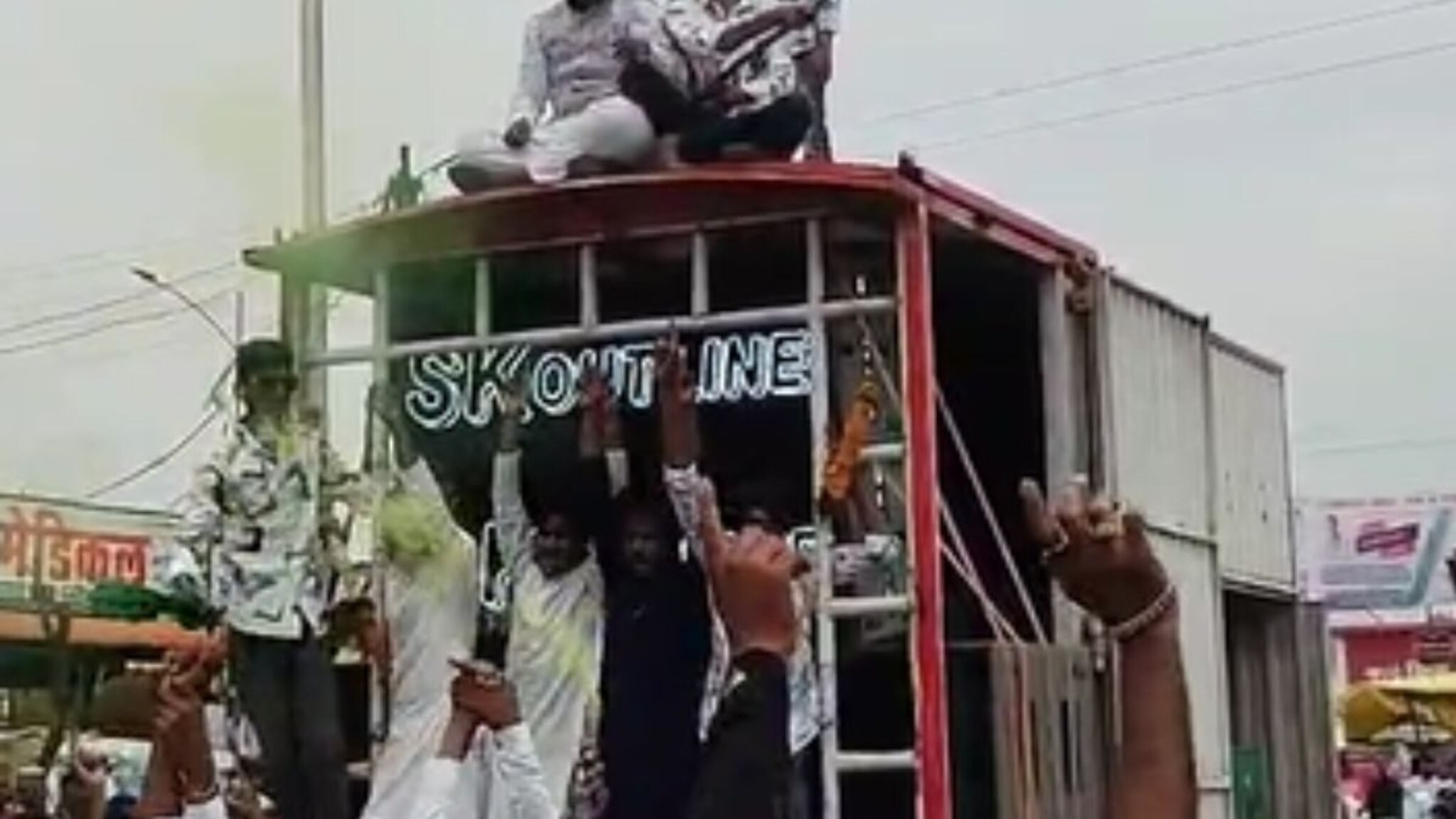 धाराशिव पोलिसांच्या DJ बंदी नियमाला खुलेआम हरताळ, अश्लील हावभाव करून तरुणांचा धिंगाणा