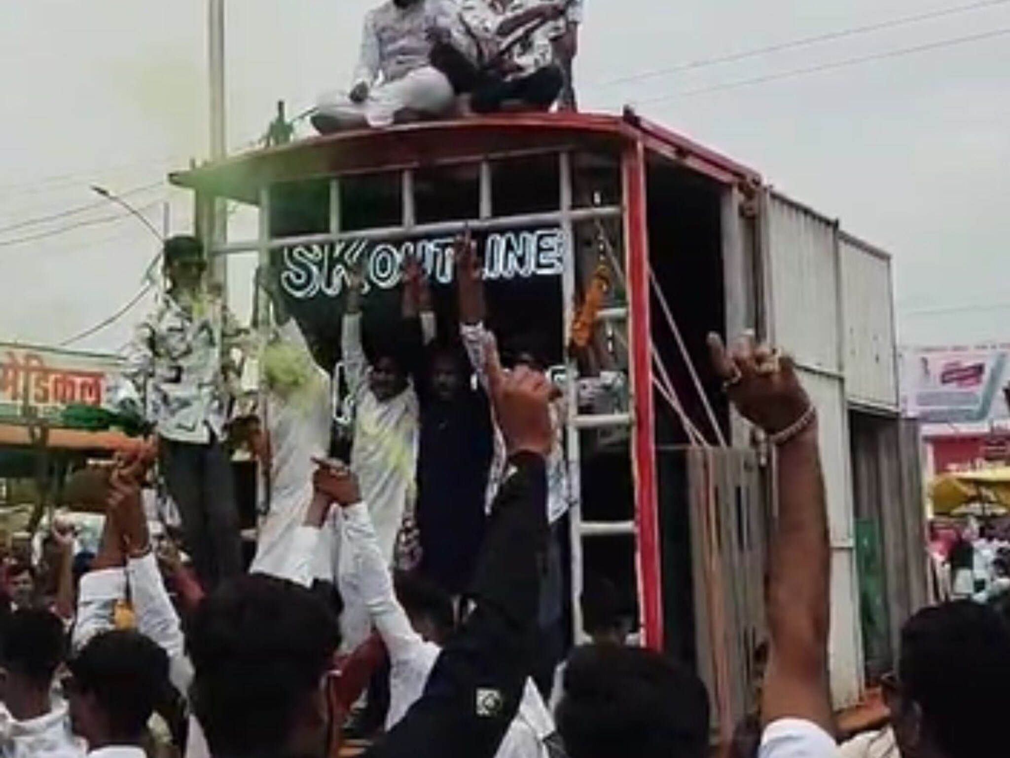 धाराशिव पोलिसांच्या DJ बंदी नियमाला खुलेआम हरताळ, अश्लील हावभाव करून तरुणांचा धिंगाणा