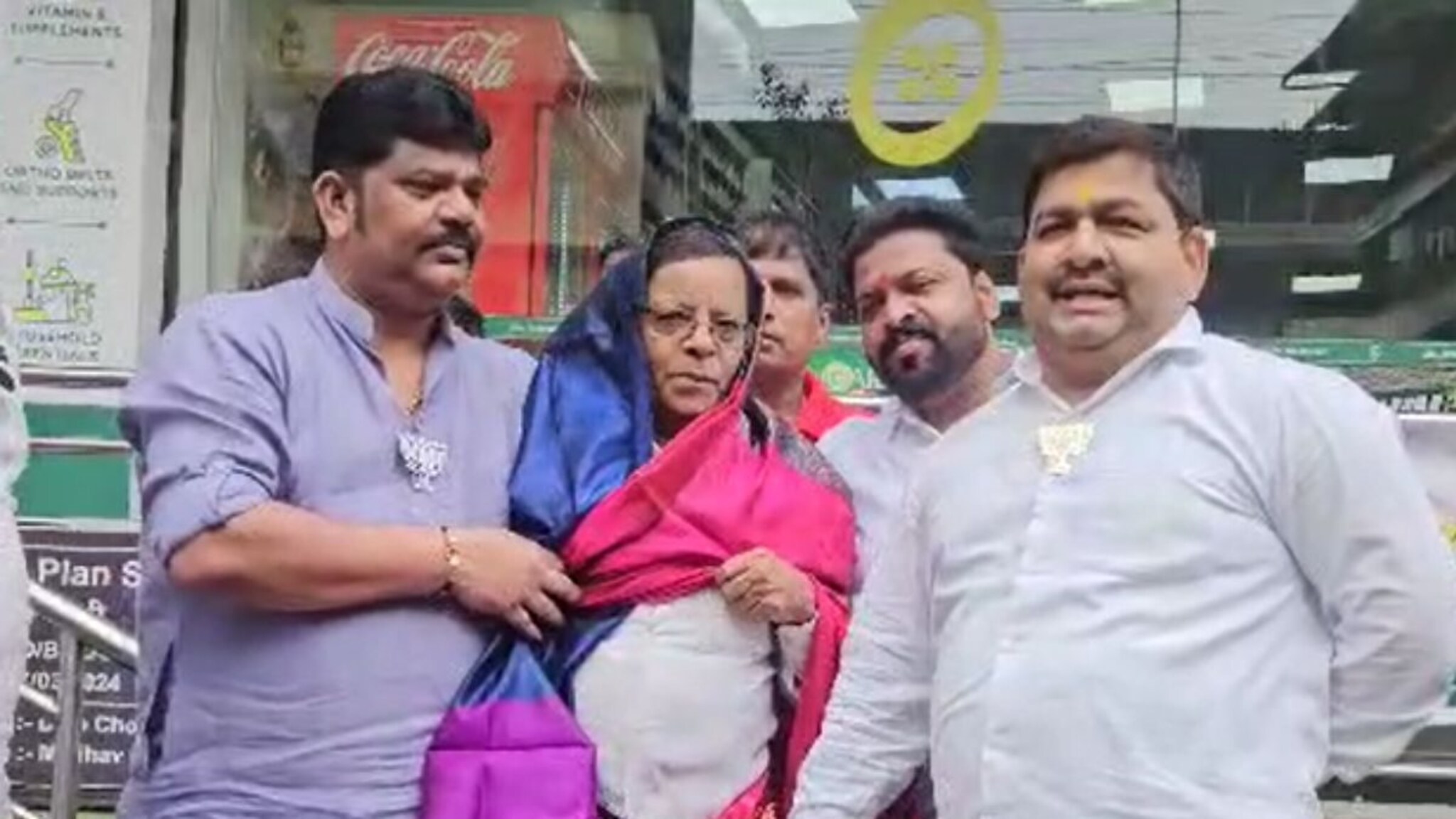 KDMC काँग्रेसच्या 70 वर्षीय नेत्याला भाजप कार्यकर्त्यांनी भररस्त्यात नेसवली साडी