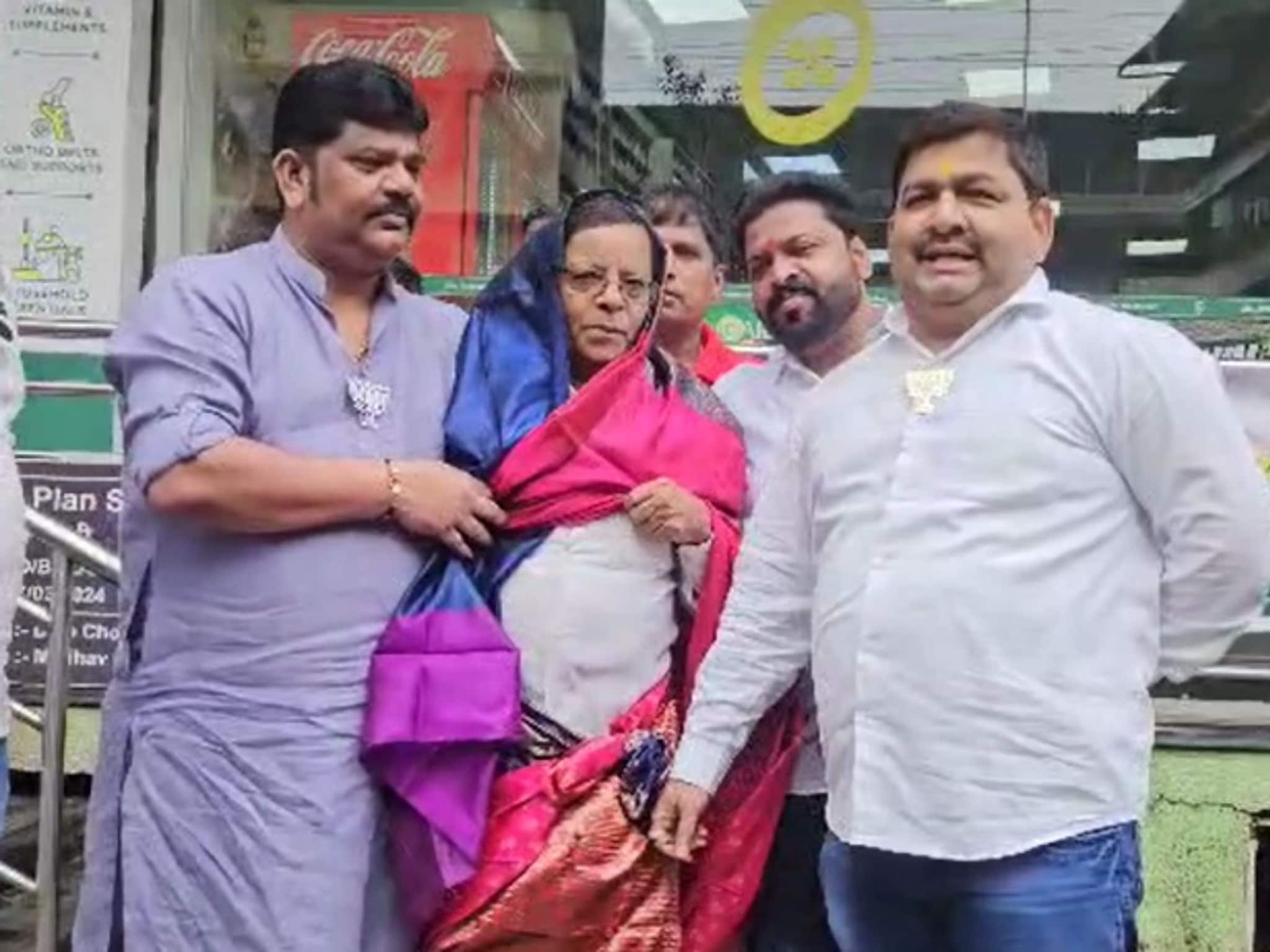 KDMC काँग्रेसच्या 70 वर्षीय नेत्याला भाजप कार्यकर्त्यांनी भररस्त्यात नेसवली साडी