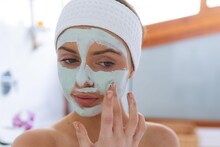 कॉम्बिनेशन स्किनसाठी Face Pack बनवताय? 'या' 3 चुका टाळा, नाहीतर त्वचेचं होईल...