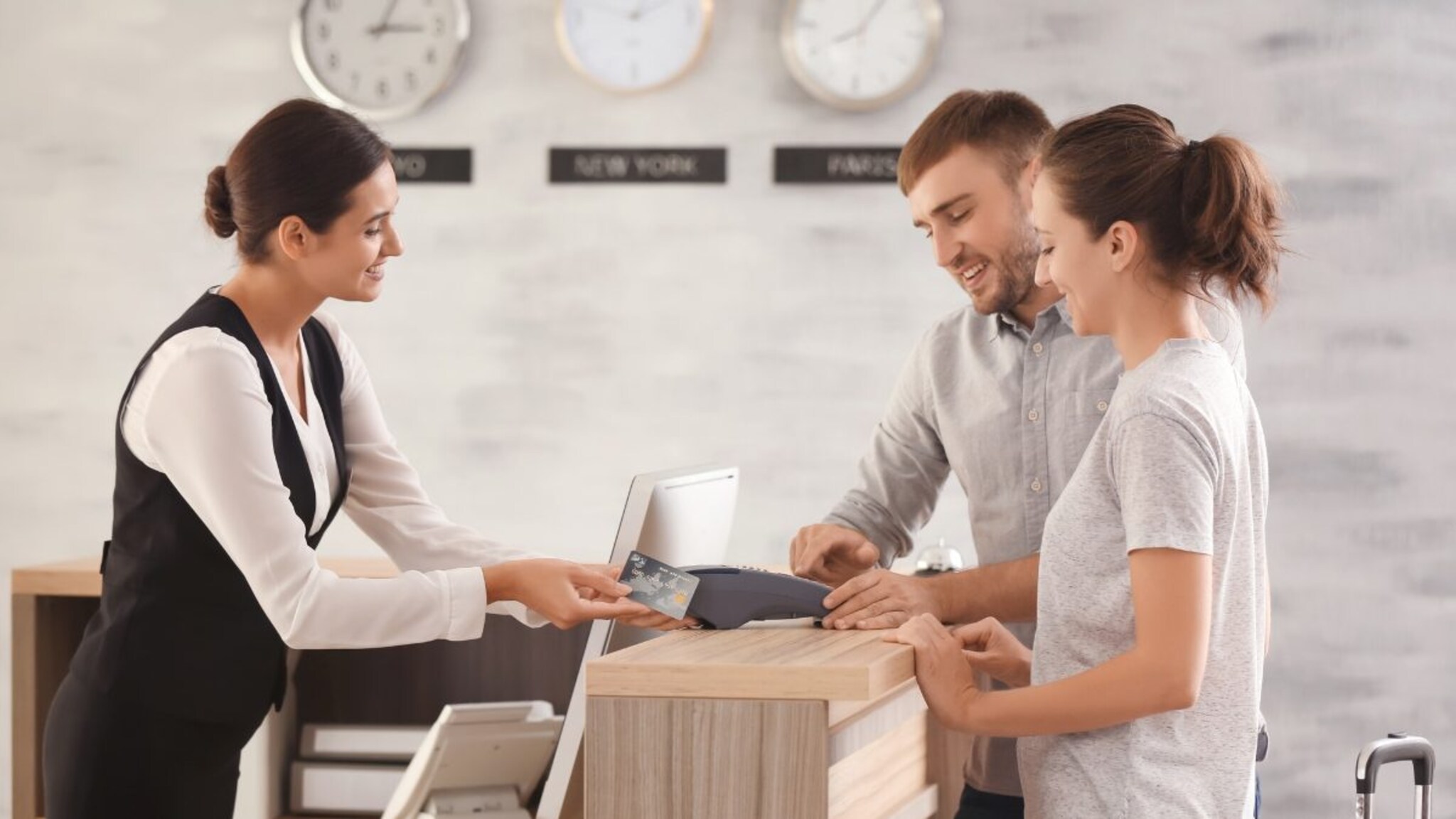 हाॅटेलमध्ये रूम घेताय? तर चुकूनही करू नका 'या' 3 चुका, अन्यथा तुमचा प्रवास येऊ शकतो धोक्यात