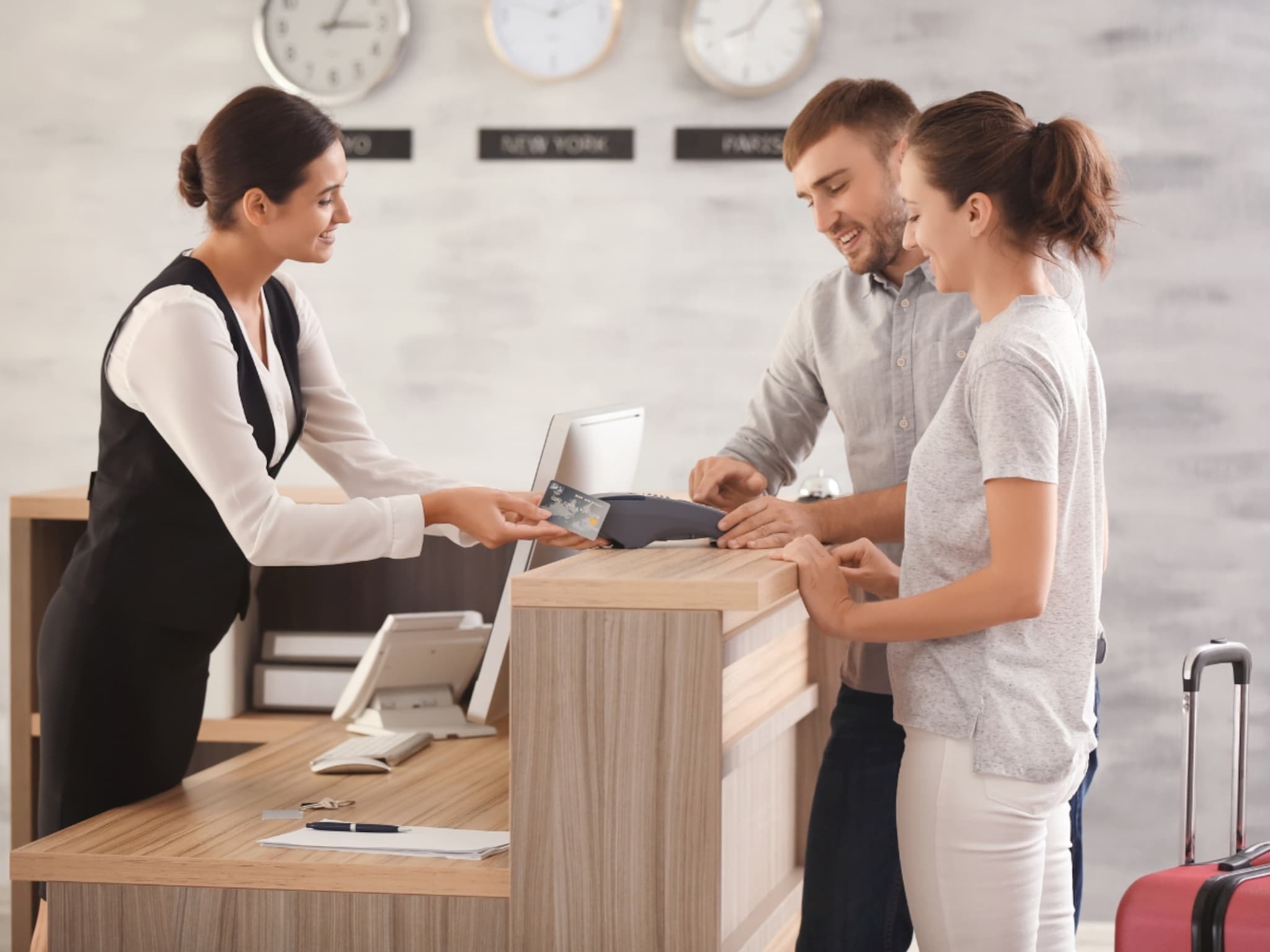 हाॅटेलमध्ये रूम घेताय? तर चुकूनही करू नका 'या' 3 चुका, अन्यथा तुमचा प्रवास येऊ शकतो धोक्यात