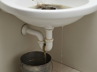 How to clean a blocked pipe in the bathroom