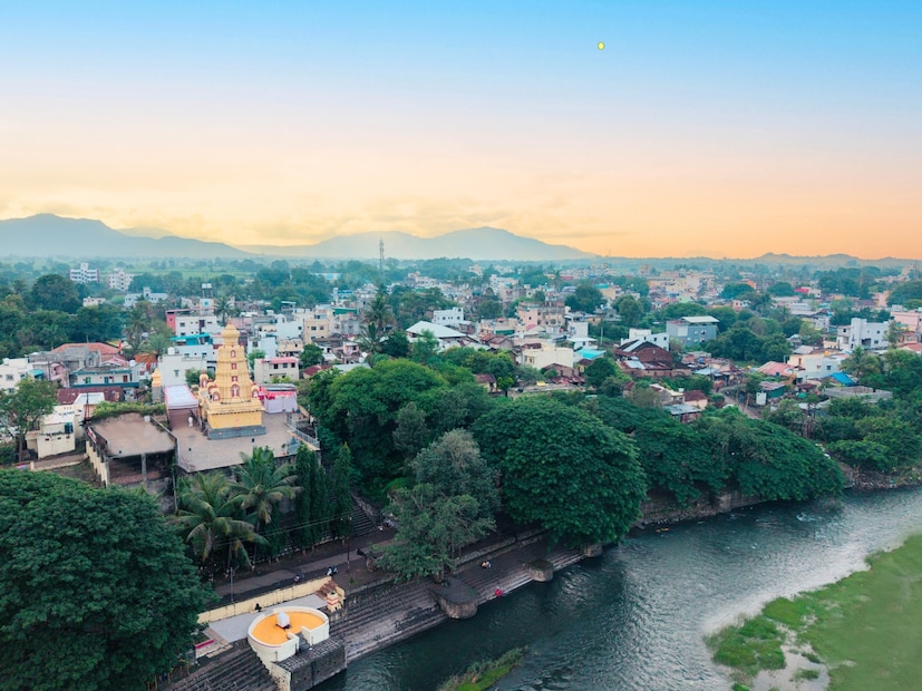 कृष्णा नदीच्या घाटावर असलेले हे मंदिर आपल्या वेगळ्या स्थापत्यकलेसाठी ओळखले जाते. सध्या नवरात्रोत्सवामुळे मंदिरात उत्साहाचे वातावरण आहे, त्यातच पावसाने विश्रांती घेतल्यानंतर गुरुवारी सकाळी हा किरणोत्सव घडल्यामुळे सर्वत्र चैतन्य निर्माण झाले आहे. (Photo credit : Kunal Jadhav, Bhuinj)