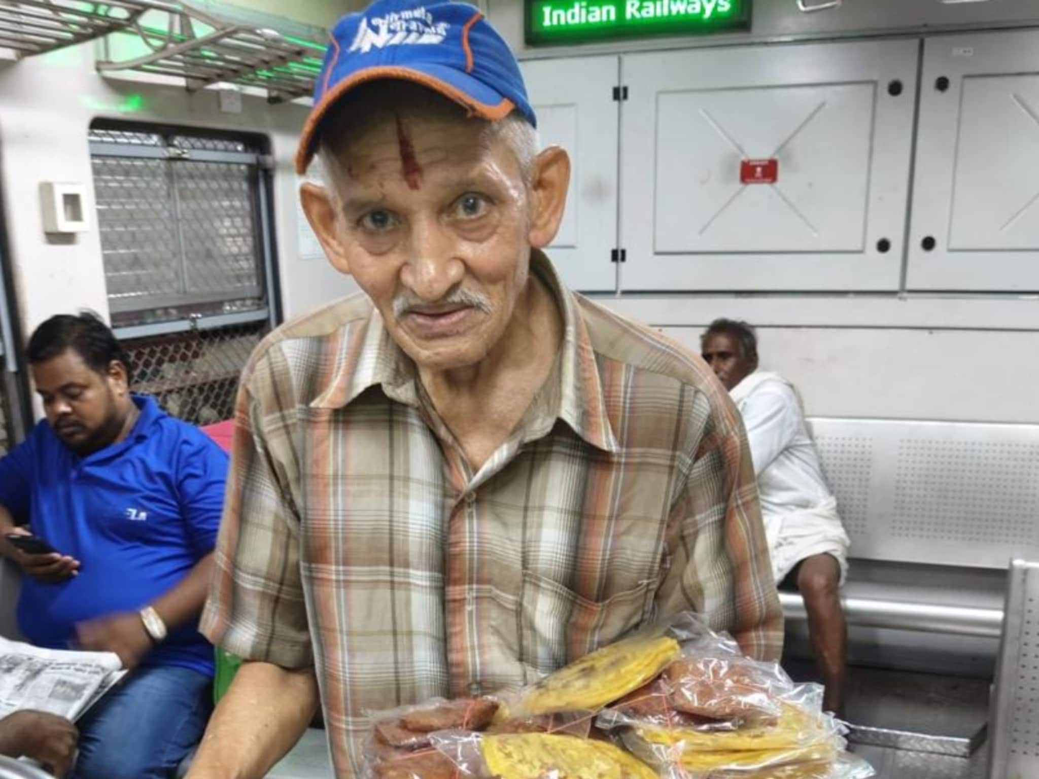 'त्या' मिठाईत गोडवा नाही, तर आहे आई-वडिलांचा संघर्ष! लेक परदेशात, तरीही लोकल ट्रेनमध्ये...