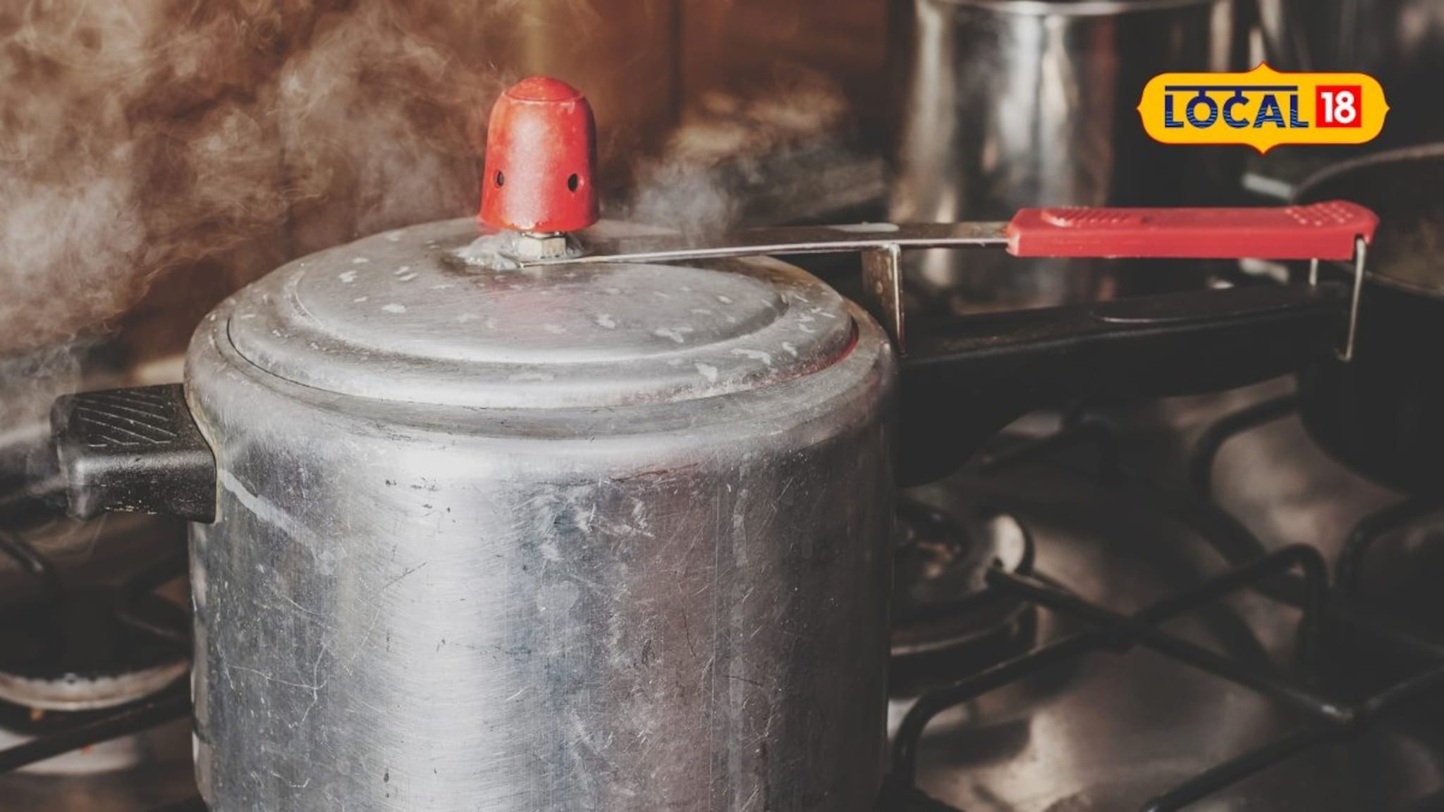 कुकरची शिट्टी वाजताना पाणी बाहेर येतं? वापरा या 5 सोप्या ट्रिक्स, कुकर आणि शेगडी दोन्हीही राहतील स्वच्छ!