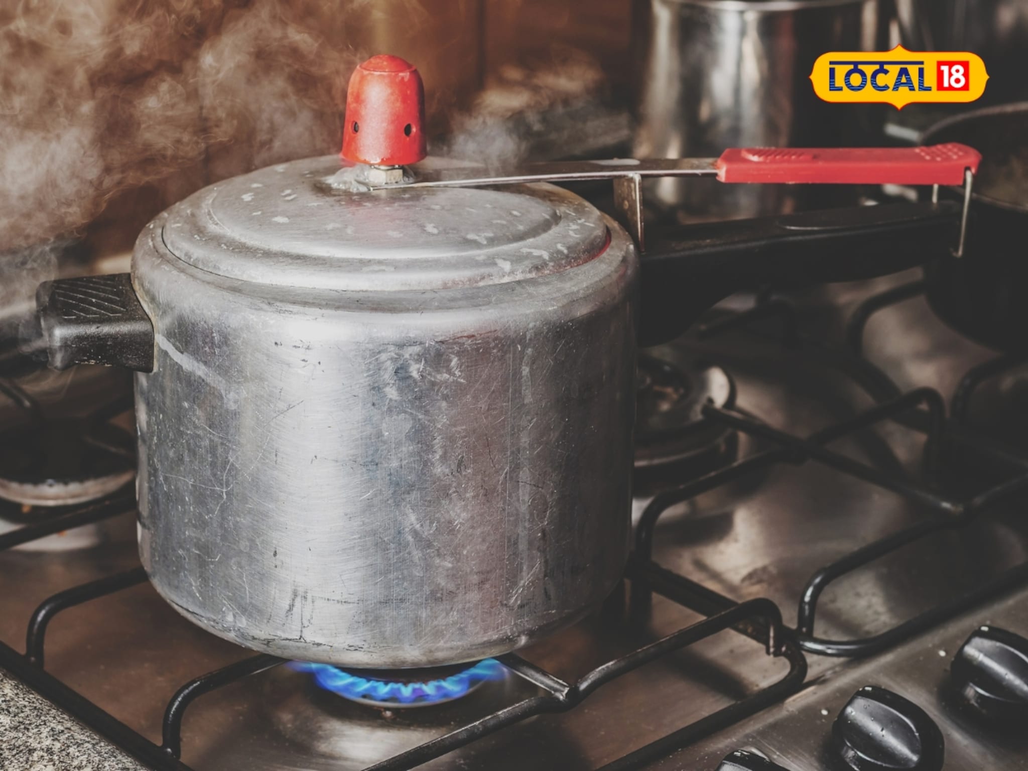 कुकरची शिट्टी वाजताना पाणी बाहेर येतं? वापरा या 5 सोप्या ट्रिक्स, कुकर आणि शेगडी दोन्हीही राहतील स्वच्छ!