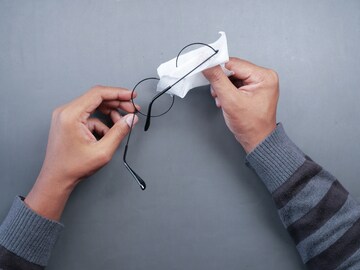How to clean scratches on glasses