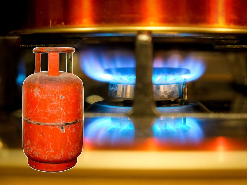 या महिन्याची सुरुवात थोड्याफार दिलासादायक बातमीने झाली आहे. आज, १ डिसेंबरपासून तेल मार्केटिंग कंपन्यांनी (OMCs) १९ किलोच्या व्यावसायिक सिलिंडरच्या किमतीत १० रुपयांनी कपात केली आहे. याआधी नोव्हेंबरमध्येही व्यावसायिक सिलिंडरचे दर ५ रुपयांनी कमी झाले होते. यामुळे हॉटेल, रेस्टॉरंट्स आणि व्यावसायिक वापरासाठी गॅस वापरणाऱ्यांचा खर्च हलका झाला आहे. मात्र, दिलासादायक बाब ही आहे की, घरांमध्ये वापरल्या जाणाऱ्या १४.२ किलोच्या घरगुती एलपीजी सिलिंडरच्या दरात कोणताही बदल झालेला नाही, ते दर स्थिर ठेवण्यात आले आहेत.