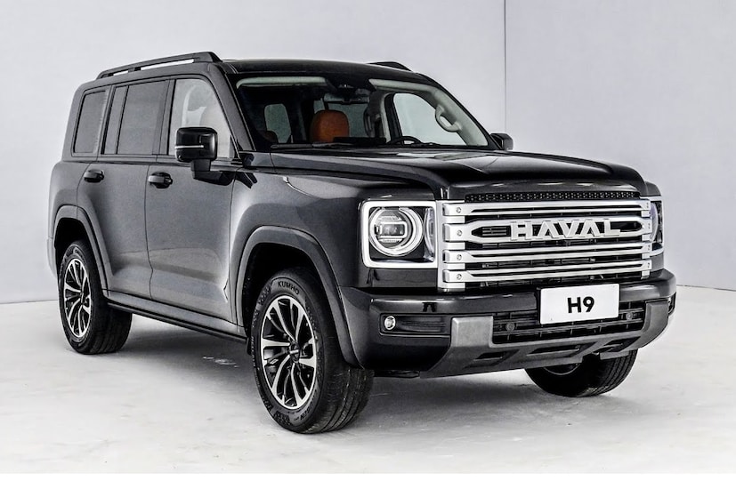 इंजिन आणि परफॉर्मेंस : HAVAL H9 SUV ही एक मोठ्या श्रेणीची SUV आहे जी 2.0L टर्बोचार्ज्ड 4-सिलेंडर पेट्रोल इंजिनद्वारे चालते. हे इंजिन 380 Nm टॉर्क निर्माण करते आणि 8-स्पीड ऑटोमॅटिक ZF ट्रान्समिशनसह जोडलेले आहे. ही SUV ऑफ-रोड क्षमता आणि लक्झरी आरामाचे परिपूर्ण मिश्रण आहे, जी कठीण भूप्रदेश आणि शहरातील रस्त्यांवर उत्कृष्ट परफॉर्मेंस देते.
