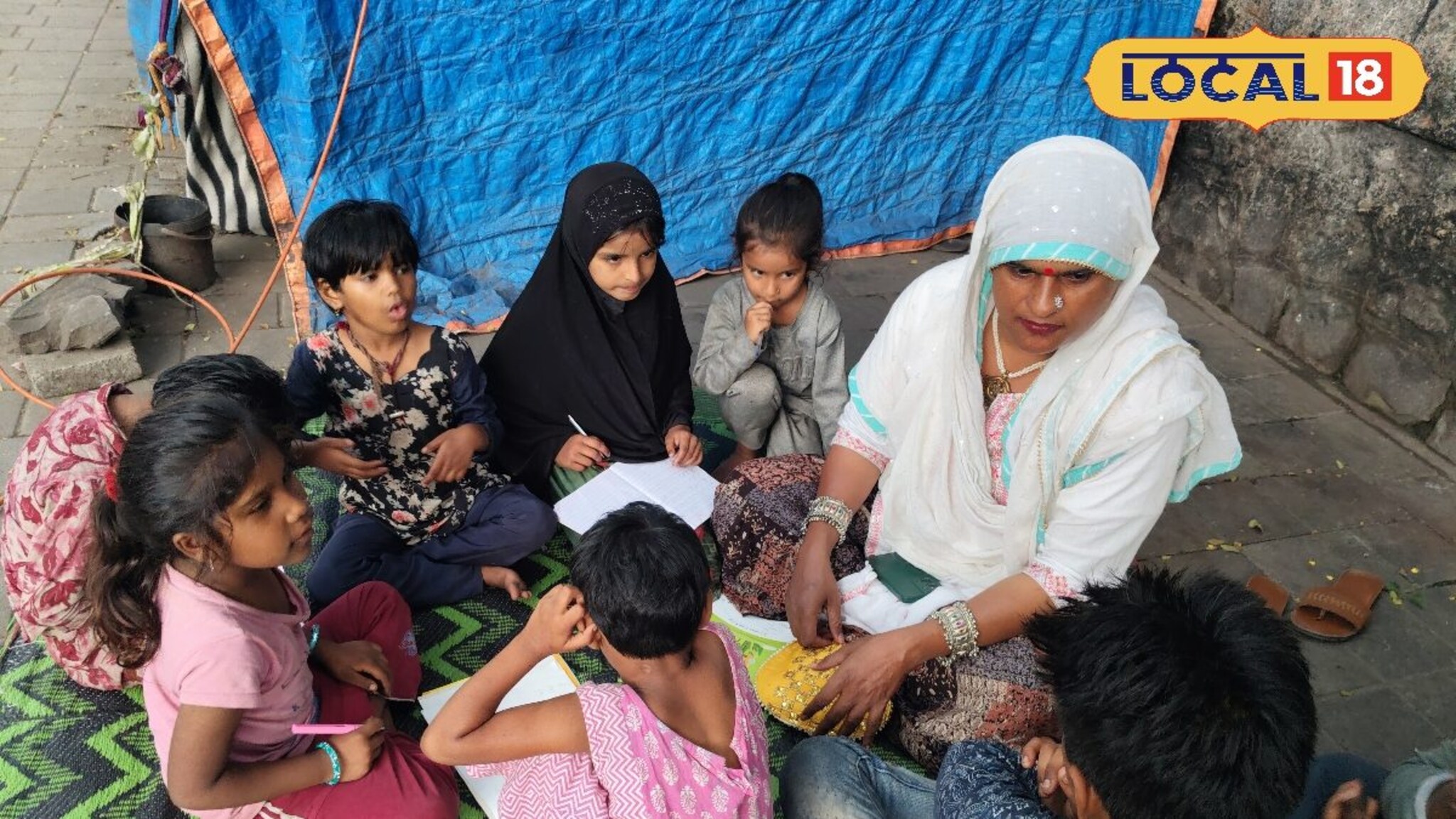 Teachers Day 2025: पुण्यातील फुटपाथ शाळा! ट्रांसजेंडर आम्रपाली करतायेत मोठं काम, तुम्हीही कराल सलाम, Video