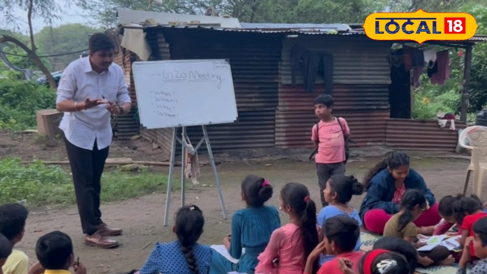 Teachers Day 2025: रस्त्यावर राहणाऱ्या लेकरांच्या हातात दिली पुस्तकं, पुणेकर 2 मित्रांनी भरवली दादाची शाळा!