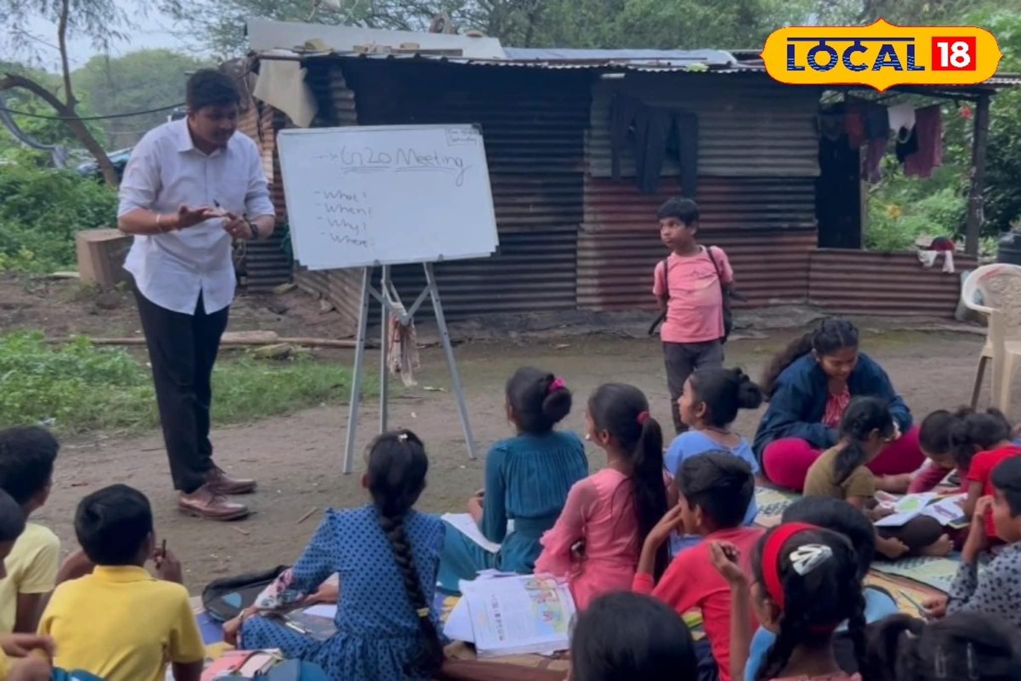 रस्त्यावर राहणाऱ्या लेकरांच्या हातात दिली पुस्तकं,2 मित्रांनी भरवली दादाची शाळा!