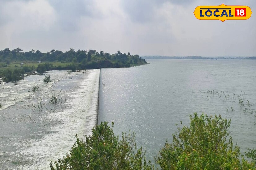 सिल्लोड शहरासह परिसरातील 22 गावांना पिण्याच्या पाण्याचा पुरवठा करणारा तालुक्यातील पालोद येथील खेळणा मध्यम प्रकल्प सोमवारी तुडुंब भरला. सकाळपासून सांडव्यावरून पाणी वाहण्यास सुरुवात झाल्याने परिसर जलमय झाला आहे.