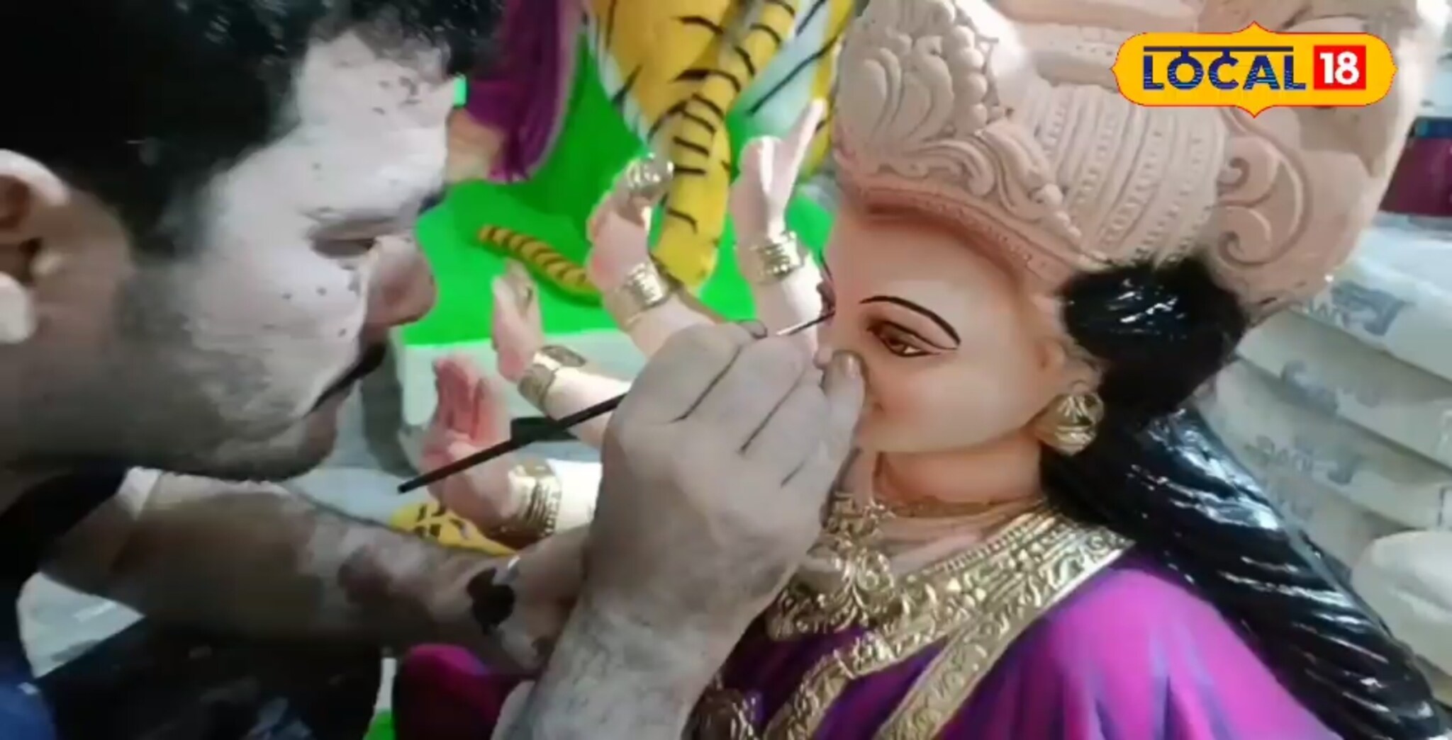 Navratrotsav 2025 : नवरात्रोत्सवाला काही दिवसच शिल्लक, देवीच्या मुर्तींवर शेवटचा हात फिरवण्यासाठी मुर्तीकारांची लगबग