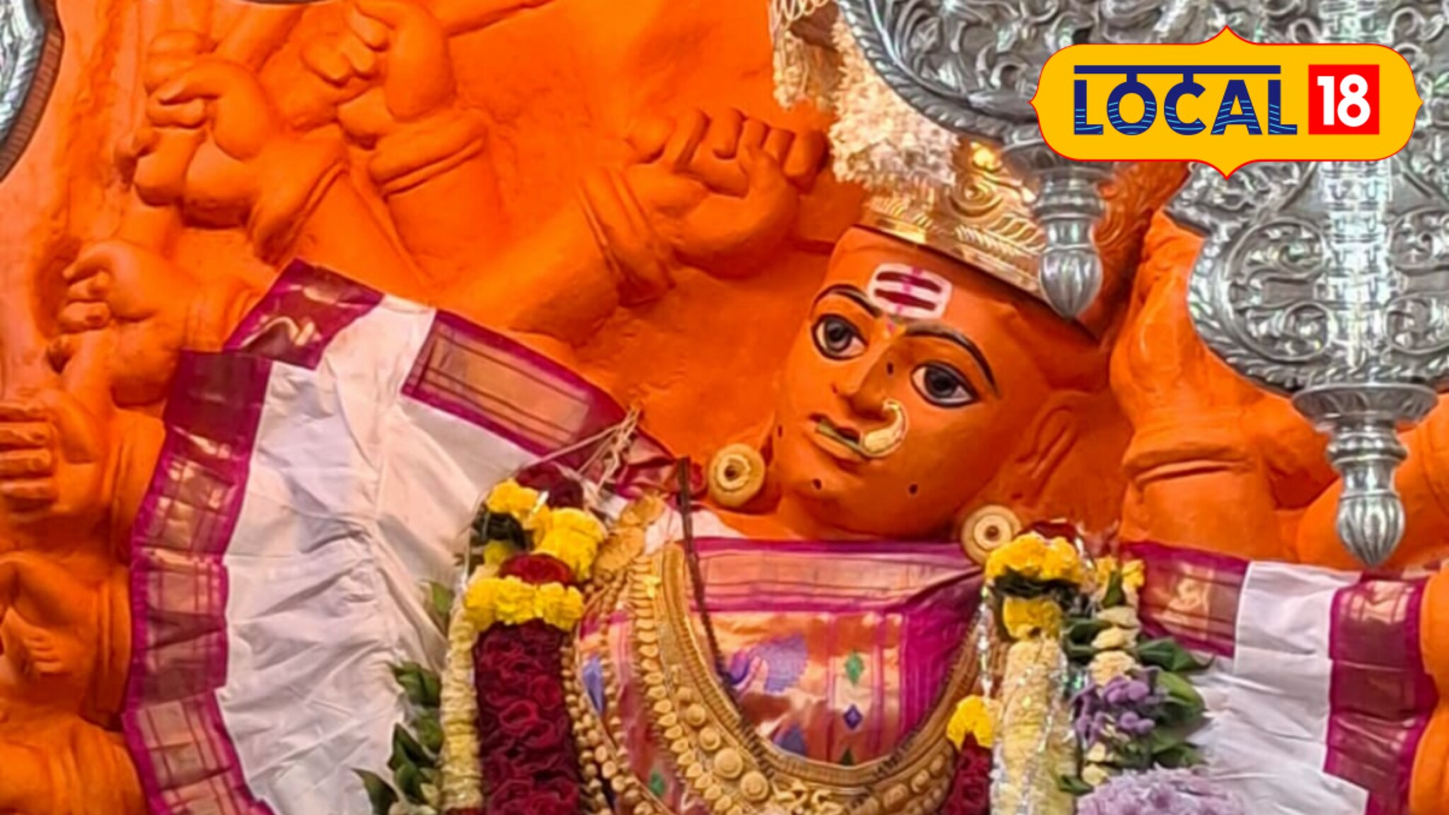 पांढऱ्या साडीत आई सप्तशृंगीचे पहिले रूप, देवीला पाहण्यासाठी भाविकांची मोठी गर्दी