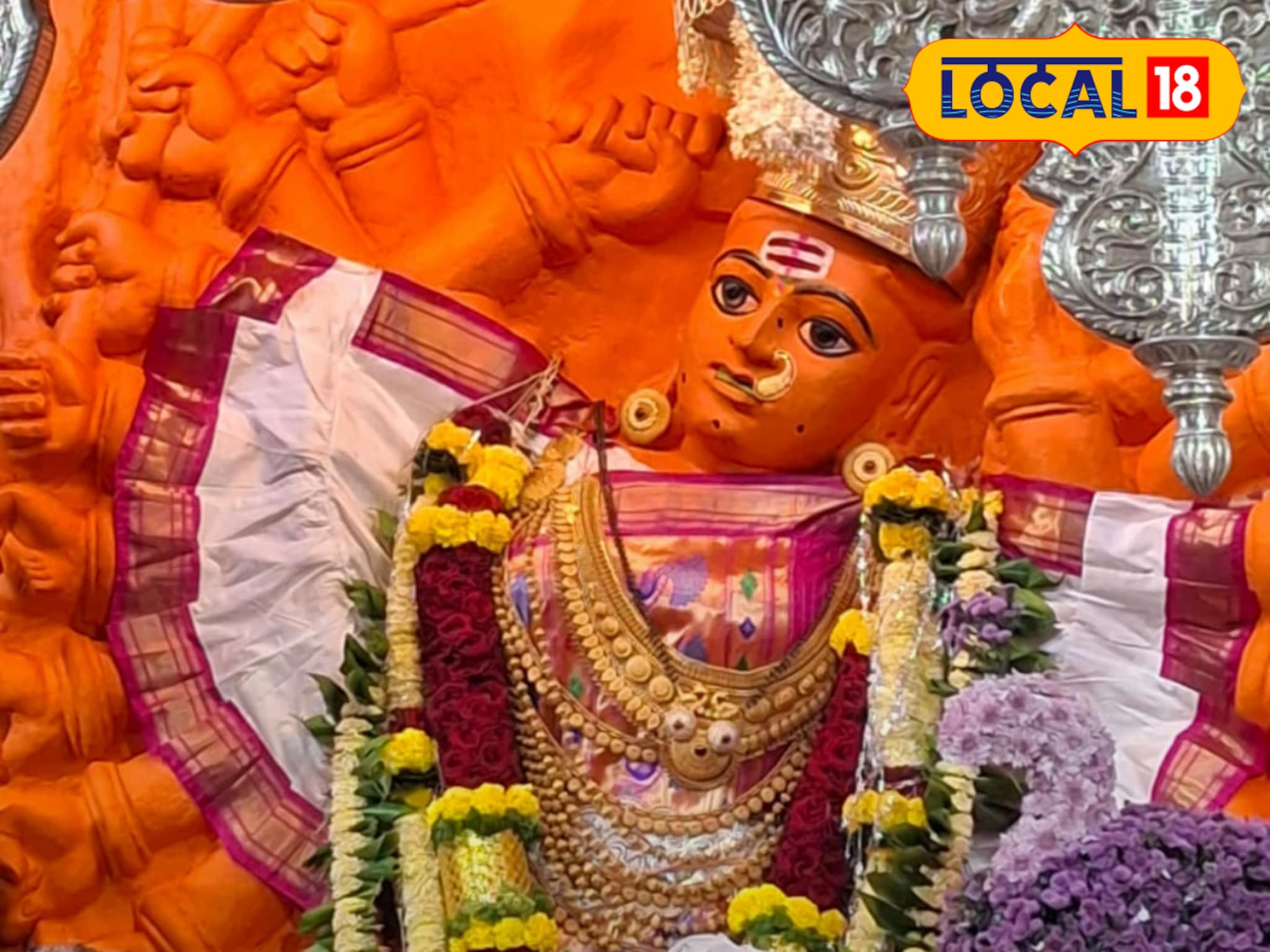पांढऱ्या साडीत आई सप्तशृंगीचे पहिले रूप, देवीला पाहण्यासाठी भाविकांची मोठी गर्दी