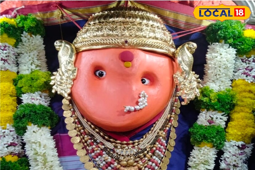 सेनापती बापट रोडवरील चतु:श्रृंगी माता मंदिर हे शहरातील सर्वात मोठ्या आणि प्रसिद्ध मंदिरांपैकी एक. निस्सीम भक्त दुर्लभशेठ पितांबरदास महाजन यांनी मराठा राजवटीत हे मंदिर बांधले. सप्तश्रृंगी मातेला समर्पित असलेले हे मंदिर 90 फूट उंच आणि 125 फूट रुंद आहे. 