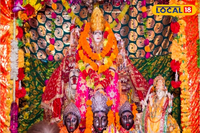 जम्मूच्या वैष्णोदेवी मंदिराची प्रतिकृती असलेले देवीचे मंदिर पुण्यातही आहे. पुण्यात पिंपरी येथे हे वैष्णोदेवीचे मंदिर आहे. हे पुण्यातील सर्वात प्रसिद्ध दुर्गा माता मंदिरांपैकी एक आहे. जम्मूच्या वैष्णो देवी मंदिरासारखीच शांतता इथे अनुभवायला मिळते. खास गोष्ट म्हणजे या मंदिरात गुफाही आहे. मंदिराच्या सभामंडपात प्रवेश केल्यांनंतर गाभाऱ्याकडे जाण्यासाठी एक गुफा बनवली गेली आहे.