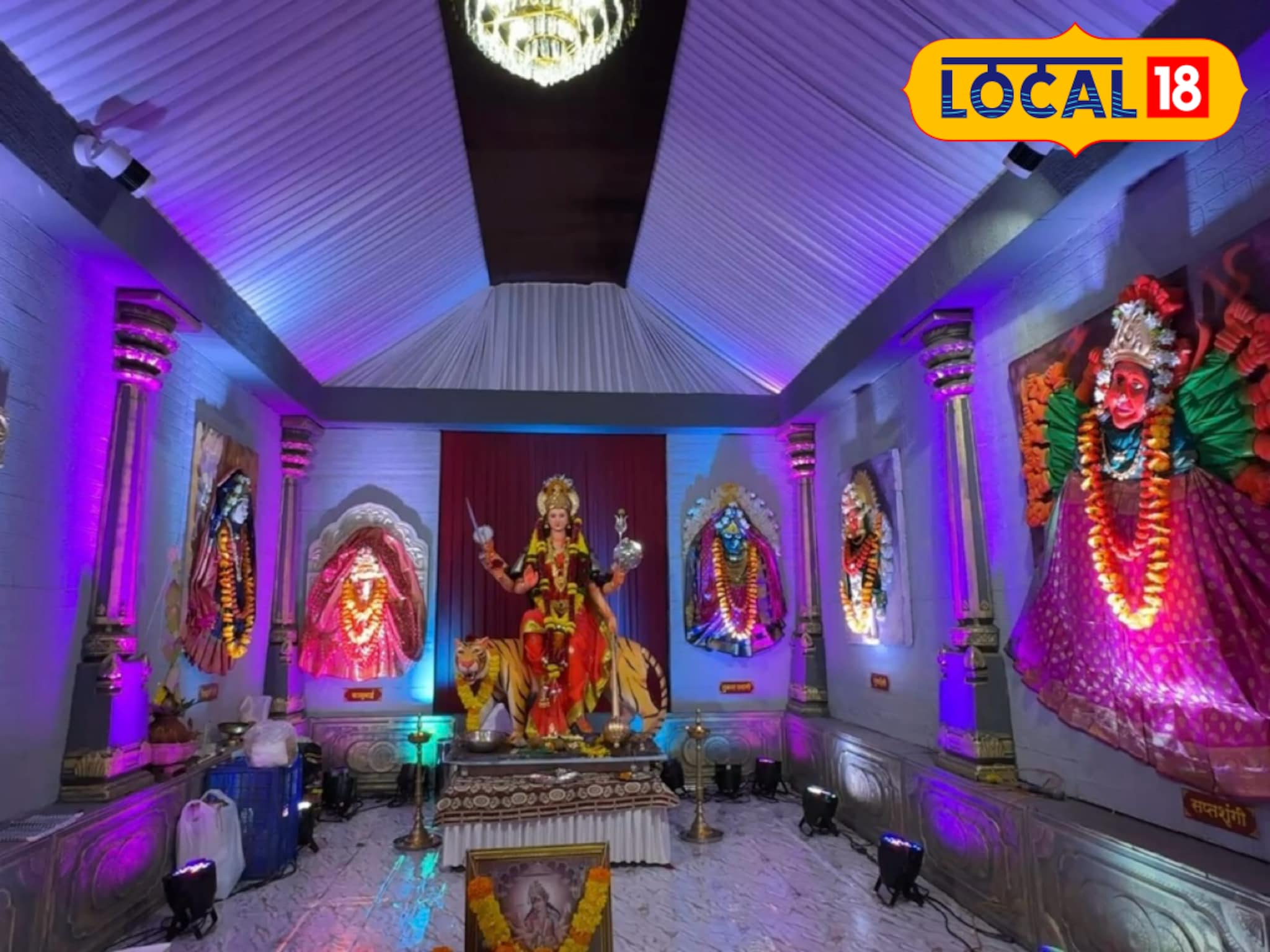 Navratri 2025 : महाराष्ट्रातील देवींच्या साडेतीन शक्तिपीठांचे एकाच ठिकाणी घ्या दर्शन, दादरमधील मंडळाने साकारला अनोखा देखावा, Video