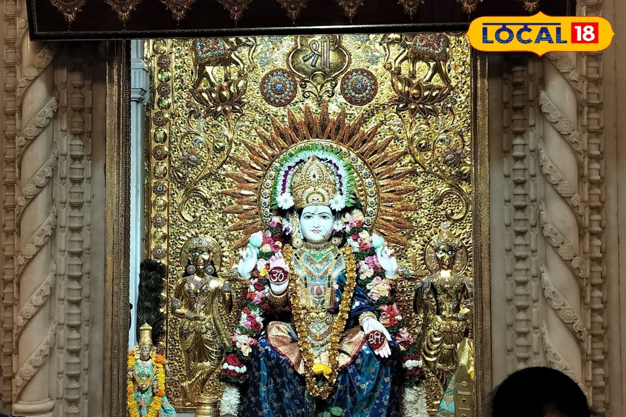 15 किलो सोन्याची साडी आणि त्रिदेवींचा संगम! पुण्यातील प्रसिद्ध मंदिरात गर्दी