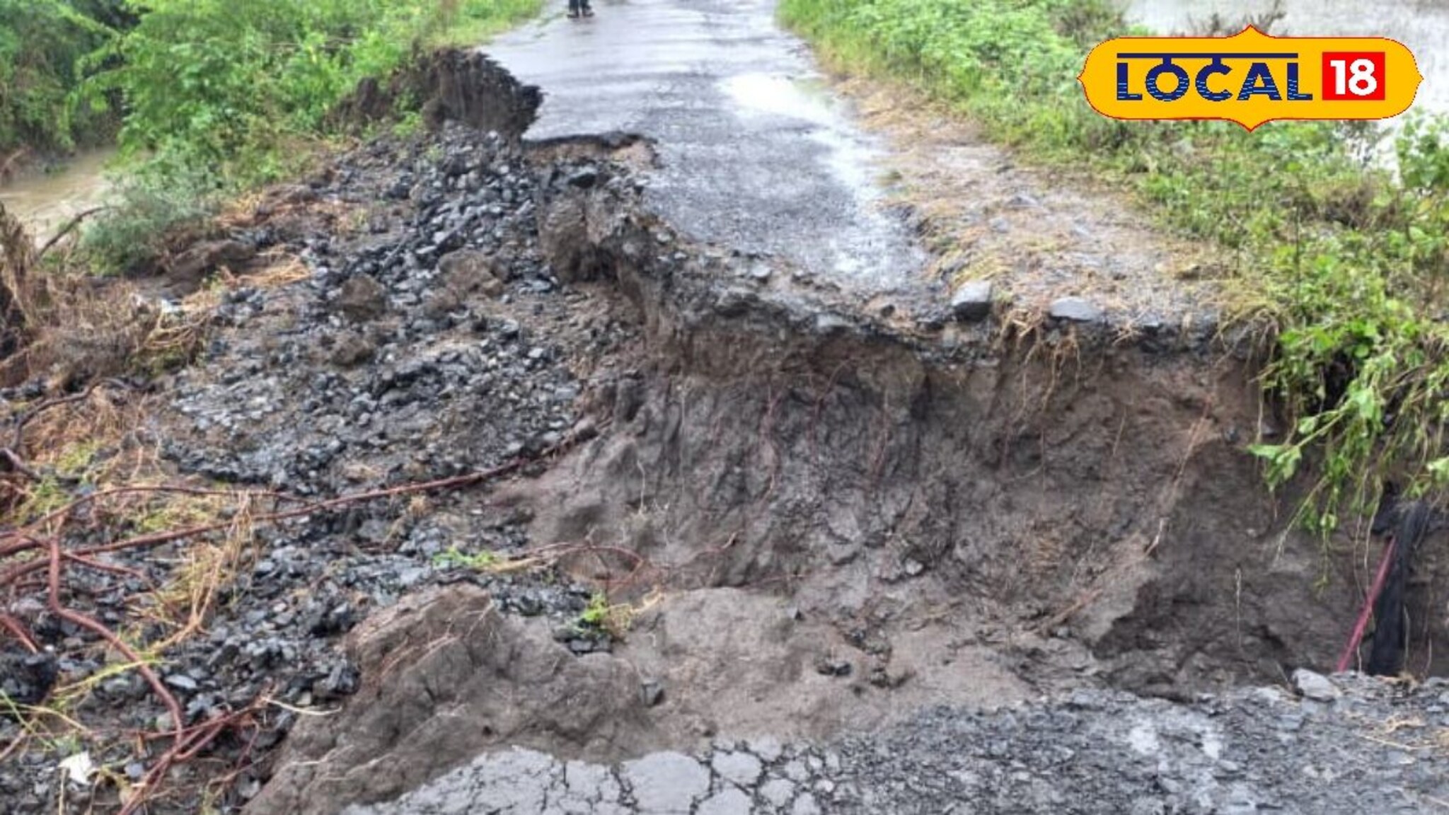 पावसाचं रौद्ररूप, अख्खा पूलच गेला वाहून; बीडच्या दोन गावांतील वाहतूक ठप्प