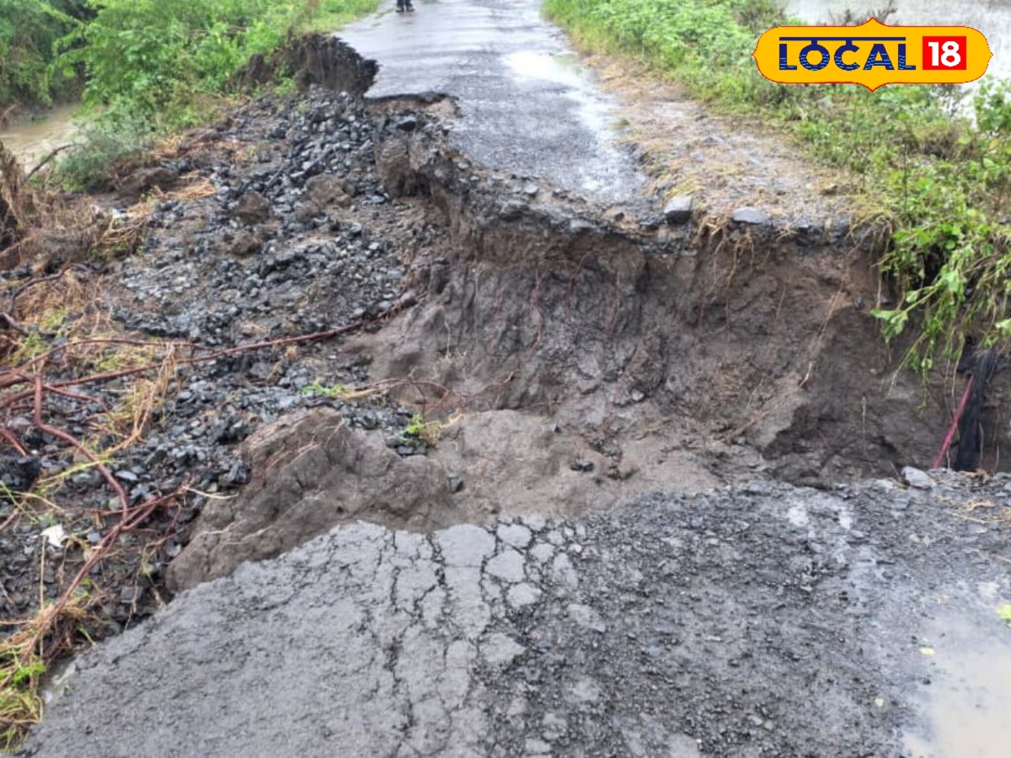 पावसाचं रौद्ररूप, अख्खा पूलच गेला वाहून; बीडच्या दोन गावांतील वाहतूक ठप्प