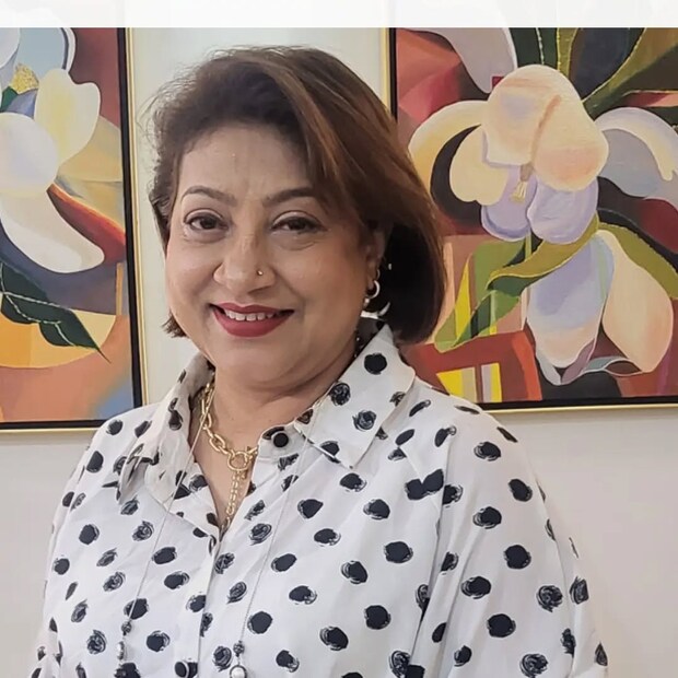  "हिला घ्या आणि एक भाकरी द्या, असं की म्हणाली. मग तुझ्या आईने तुला ठेवून घेतली. म्हणून बघ तू किती वेगळी आहेस. तू कशी काळी आहे आणि तुझी मम्मी कशी गौरी आहे."