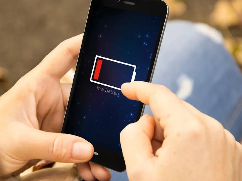 5G, ब्लूटूथ आणि Wi-Fi नेहमी चालू ठेवणे : तुमच्या क्षेत्रातील 5G नेटवर्क कमकुवत असेल आणि तुमचा फोन 5G वर सेट असेल, तर फोन सतत नेटवर्क शोधत राहतो. ज्यामुळे बॅटरी लवकर संपते. त्याचप्रमाणे, वापरात नसताना ब्लूटूथ आणि वाय-फाय चालू ठेवल्याने बॅटरीवर अतिरिक्त ताण पडतो. वापरात नसताना ते बंद ठेवणे फायदेशीर आहे.