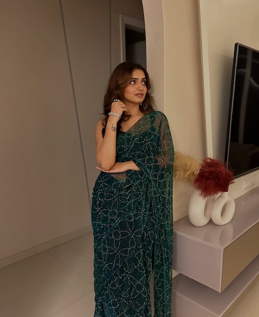 हृता म्हणाली, “मी आठवीत असताना एका मित्राने मला प्रपोज केलं होतं. ते खरं तर फोनवरचं नातं होतं. कारण, त्यावेळी माझ्याकडे स्वतःचा मोबाईल नव्हता. त्यामुळे मी गुपचूप आईच्या फोनवरून त्याच्याशी बोलायचे.”