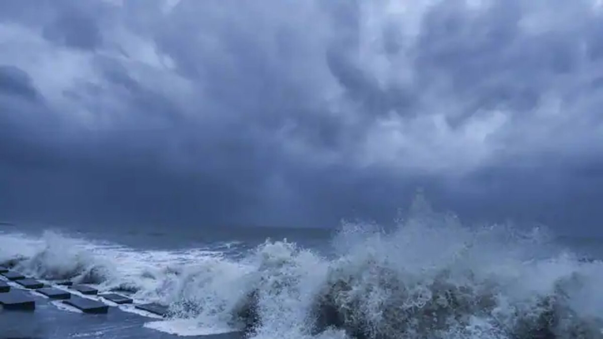 महाभयंकर चक्रीवादळाचा धोका, ताशी 215 किमी वेगाने धडकणार 'किको'; कॅटेगरी-4 चं रौद्र रूप, भीतीचे सावट