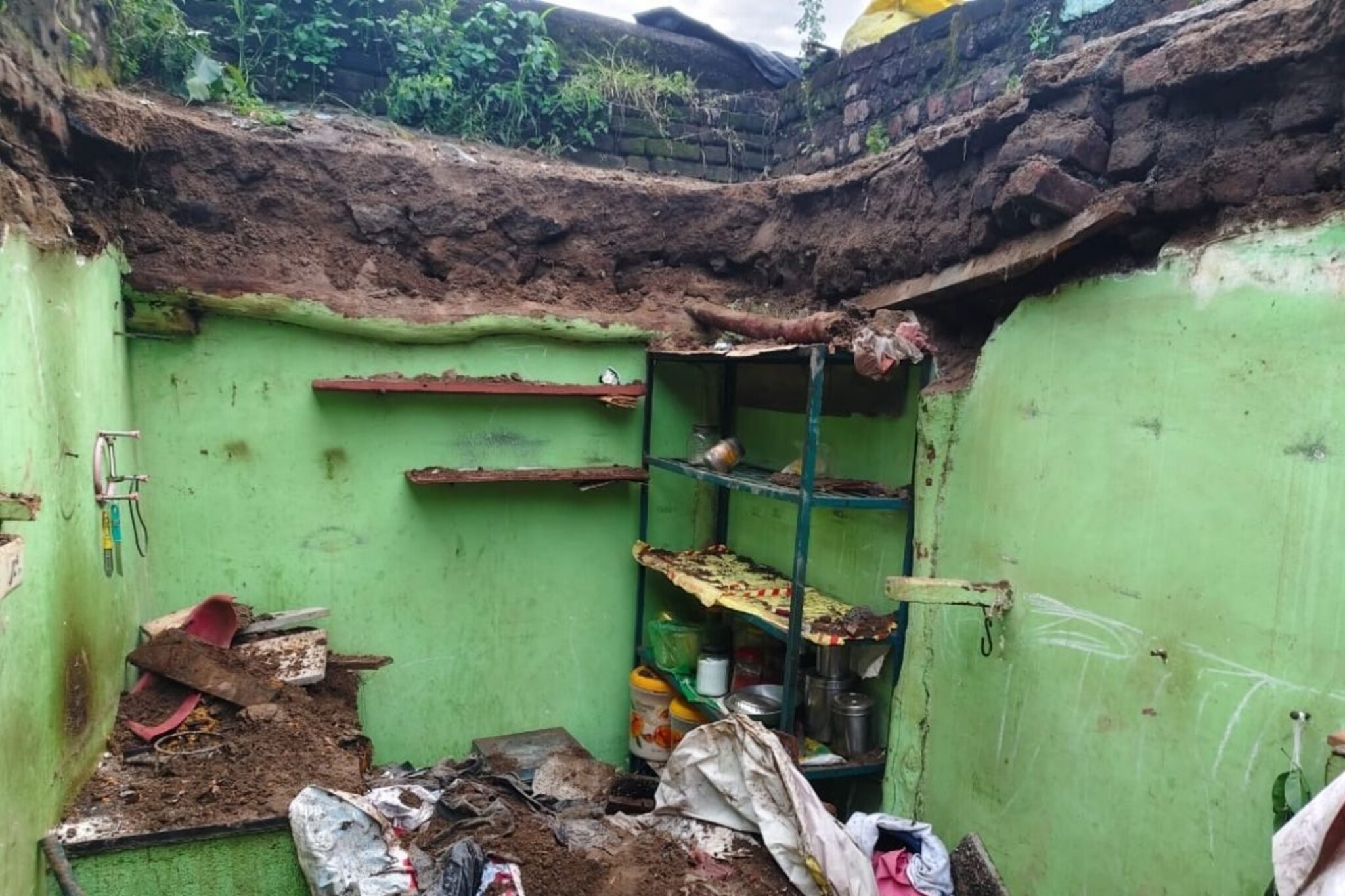 मुसळधार पावसामुळे घराचं छतं कोसळलं, दोन मुलं जिवंत गाडली गेली, घटनेनंतर अख्खं गा