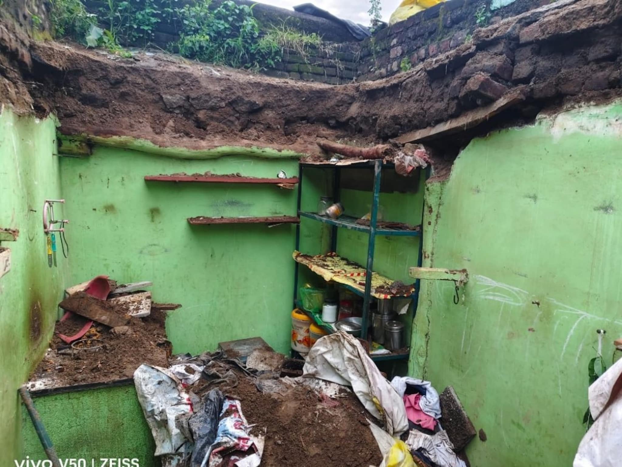 मुसळधार पावसामुळे घराचं छतं कोसळलं, दोन मुलं जिवंत गाडली गेली, घटनेनंतर अख्खं गा