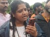 'तुमचं राजकारणनंतर करा...', शिंदे गटाच्या महिला नेत्याला जिल्हाधिकाऱ्यांनी झापलं