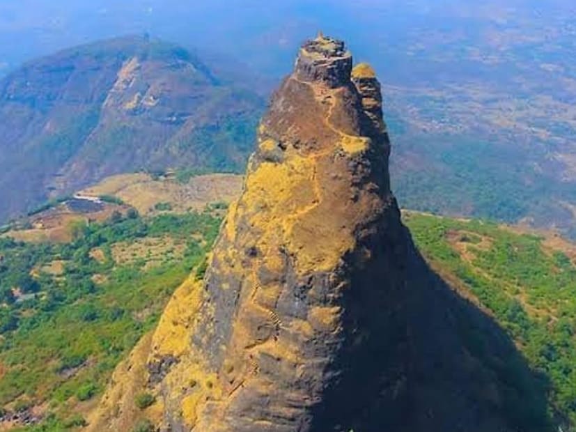  किल्ल्यावरील प्रमुख आकर्षणांपैकी एक असलेला कलावंतीण बुरूज देखील महत्त्वाचं ठिकाण आहे. या बुरूजातून संपूर्ण परिसराचा नजारा डोळ्यांत साठवता येतो.