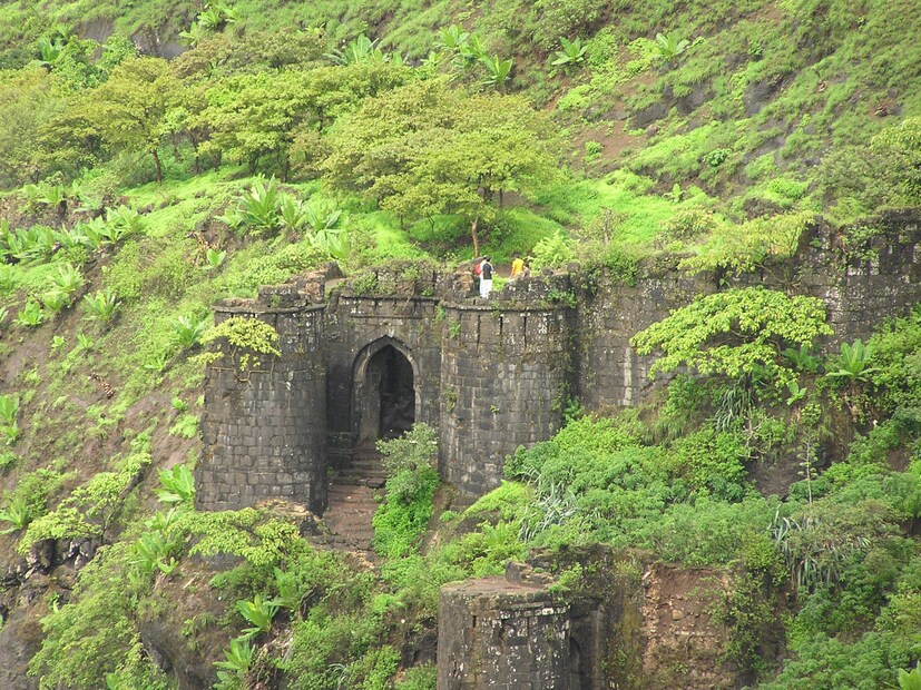  कल्याण दरवाजा हा गडावर जाण्याचा महत्त्वाचा मार्ग आहे. भक्कम तटबंदी आणि शिल्पकलेमुळे हा दरवाजा पर्यटकांना आकर्षित करतो.