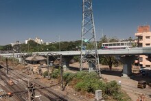 Kalyan Dombivli Traffic : कल्याण- डोंबिवलीतल्या खड्ड्यांना नागरिकच नाही तर वाहतूक पोलिसही त्रस्त, रस्ता दुरूस्तीचा मुहूर्त केव्हाचा ?