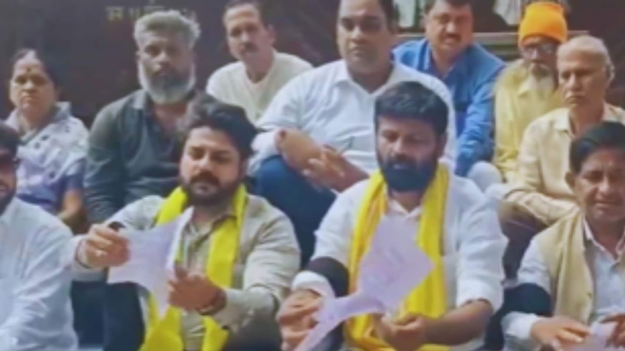 ओबीसी नेते लक्ष्मण हाके आक्रमक, मराठा आरक्षणासंदर्भातील जीआर फाडला, सरकारवर सडकून टीका