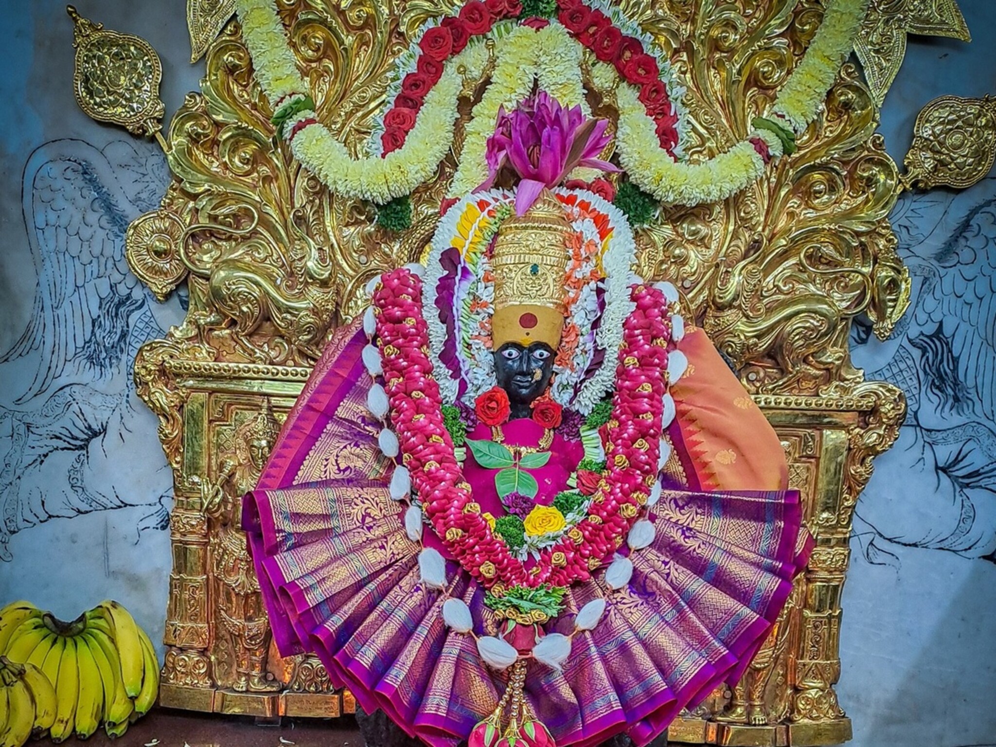 Navratri Darshan: घरबसल्या लाभ दर्शनाचा! कोल्हापूरच्या अंबाबाईचे लाईव्ह फोटो, महापूजा-श्रृगांर पाहा